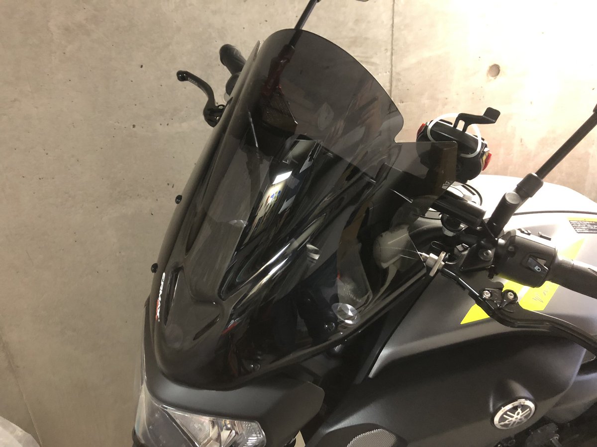 mamezone07's tweet photo. MT-07にERMAXのスクリーン装着
位置的に危ないかなと思っていましたがスマートフォンホルダーに干渉しなくてセーフ！
#ERMAX #MT07 #B4C https://t.co/T7yQqCfF7N