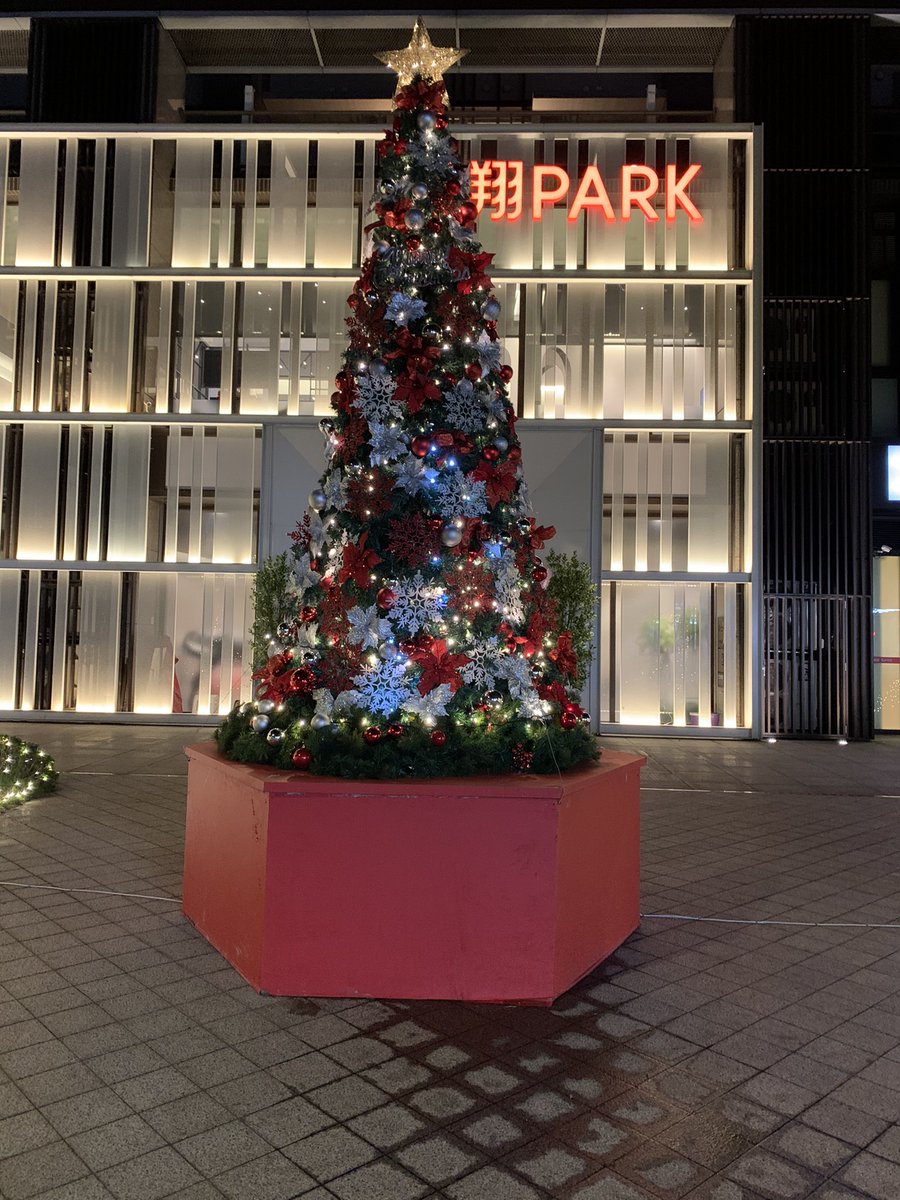 salina0115's tweet photo. 社區接待中心前已經佈置聖誕樹了!好有聖誕節氛圍…燈光照亮了整個路地！
#皇翔park
#聖誕樹
#五十甲廣告 https://t.co/nC8SOtYMNN
