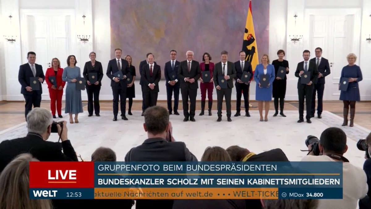 sbalcerac's tweet photo. Zaprzysiężenie nowego rządu #Berlin u prezydenta.

Quiz dla działaczy @Platforma_org - szukajcie unijnej flagi. https://t.co/hiO2TLjwQM