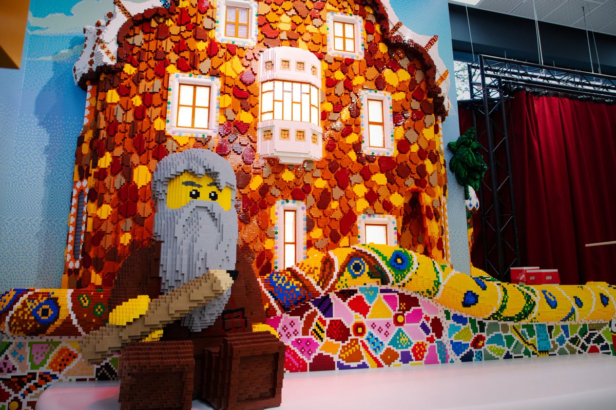 _impactretail's tweet photo. 'Retailtainment' 😻

@LEGO_Group showing the world how it’s done in their new flagship store in Barcelona, blending immersive play and engaging product experiences with local inspiration. 👌

#retail #experience https://t.co/BGnukx6U2o