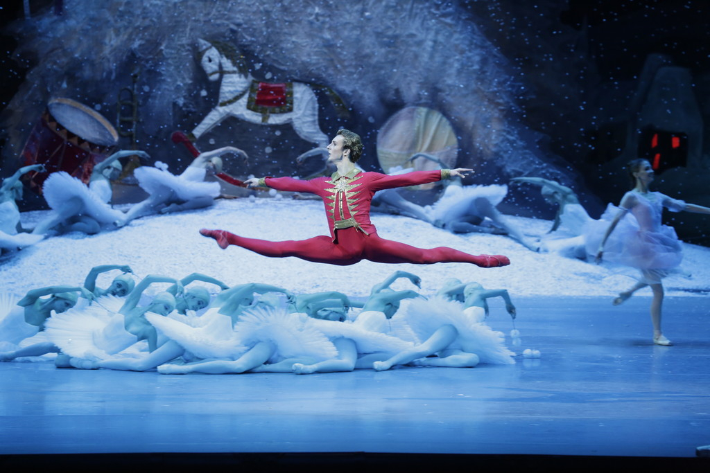 TheatreHD's tweet photo. С 19 декабря в афише наш любимый, долгожданный, волшебный «Щелкунчик» со сцены Большого театра! Сказка о мечте, сказка о чуде, праздник с первого и до последнего такта музыки. Давайте ждать праздника вместе!🎄  Выбирайте сеансы в вашем городе на сайте: https://t.co/ppt7RgcceW https://t.co/KtGUbhpfjq