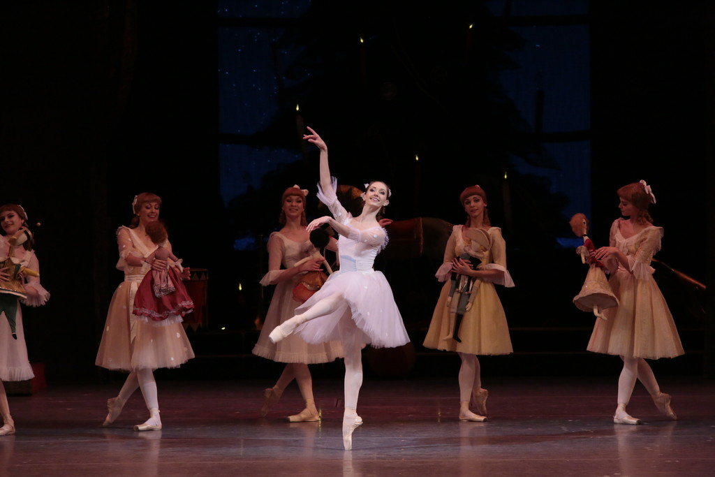 TheatreHD's tweet photo. С 19 декабря в афише наш любимый, долгожданный, волшебный «Щелкунчик» со сцены Большого театра! Сказка о мечте, сказка о чуде, праздник с первого и до последнего такта музыки. Давайте ждать праздника вместе!🎄  Выбирайте сеансы в вашем городе на сайте: https://t.co/ppt7RgcceW https://t.co/KtGUbhpfjq