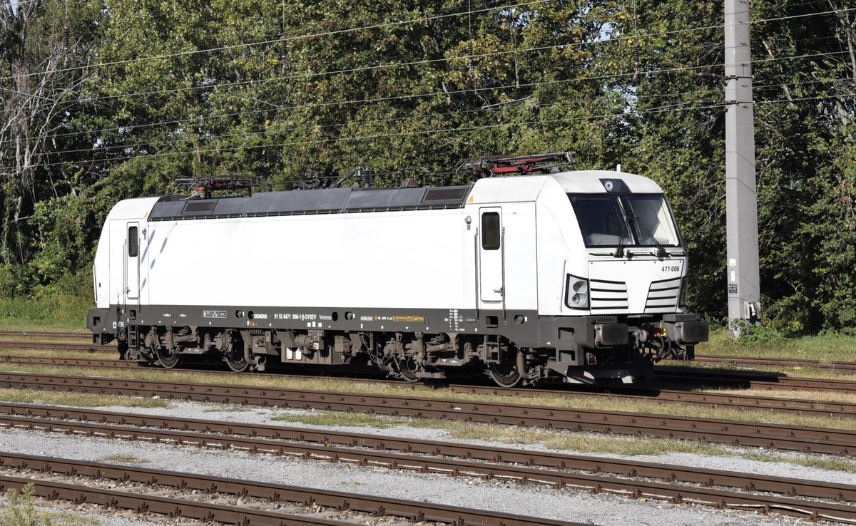 <a href="/CDCargo/">ČD Cargo, a.s.</a> a <a href="/SiemensMobility/">Siemens Mobility</a> podepsaly smlouvu na 2 lokomotivy Vectron AC vybavené Diesel Power Modulem (DPM). Jedná se o první objednávku těchto lokomotiv v České republice. Smlouvou je zajištěn i servis na dobu 4 let. Vozidla budou dodána na jaře 2023.