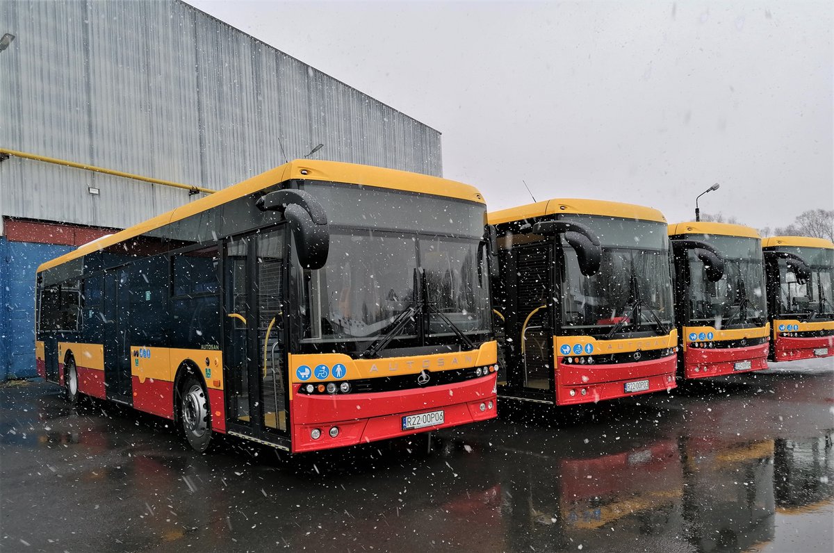 AUTOSANsp's tweet photo. Do Kielc dotarły cztery autobusy #AUTOSAN #SANCITY 12LF zakontraktowane przez #MPK #Kielce. Autobusy wyposażone są w silniki #Cummins EURO 6, automatyczne skrzynie biegów #Voith , oraz szereg urządzeń zapewniających komfort i bezpieczeństwo podróżowania. https://t.co/YWorR6nysp