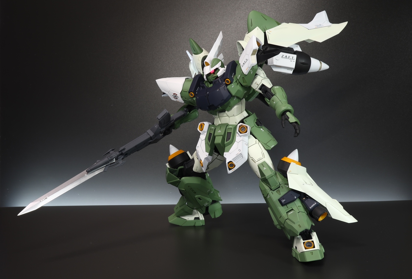 Reaper ｍｇジンを改造した ジン ハイマニューバ 完成しました 背中の専用エンジンやバックパック 脚部の追加パーツはｍｇのアレンジに合わせる感じで仕上げてみました モノアイは画像加工ではなく組み込んだ電源で発光してます モノアイは可動も