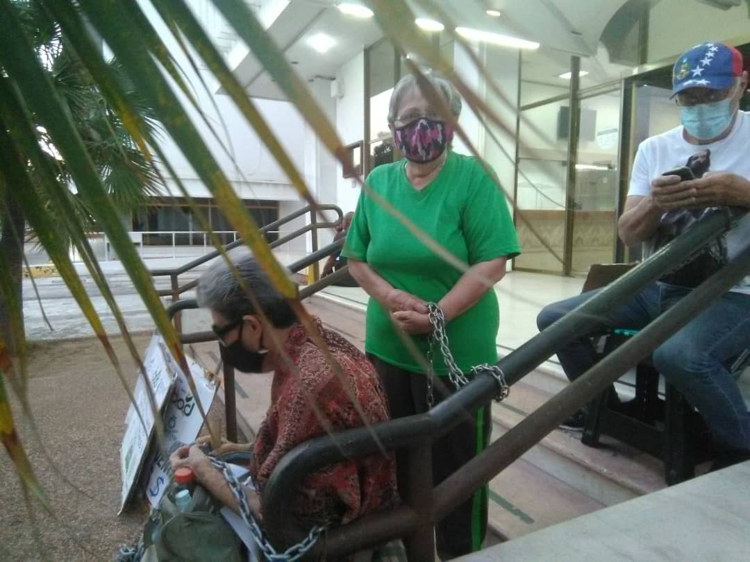 LDanieri's tweet photo. ENCADENADOS

Usuarios del @BODoficial se encadenaron en la sede principal del banco en #Maracaibo exigiendo respuestas por ahorros en moneda extranjera. Llevan meses protestando.

#Venezuela #zulia https://t.co/t42N3OPams