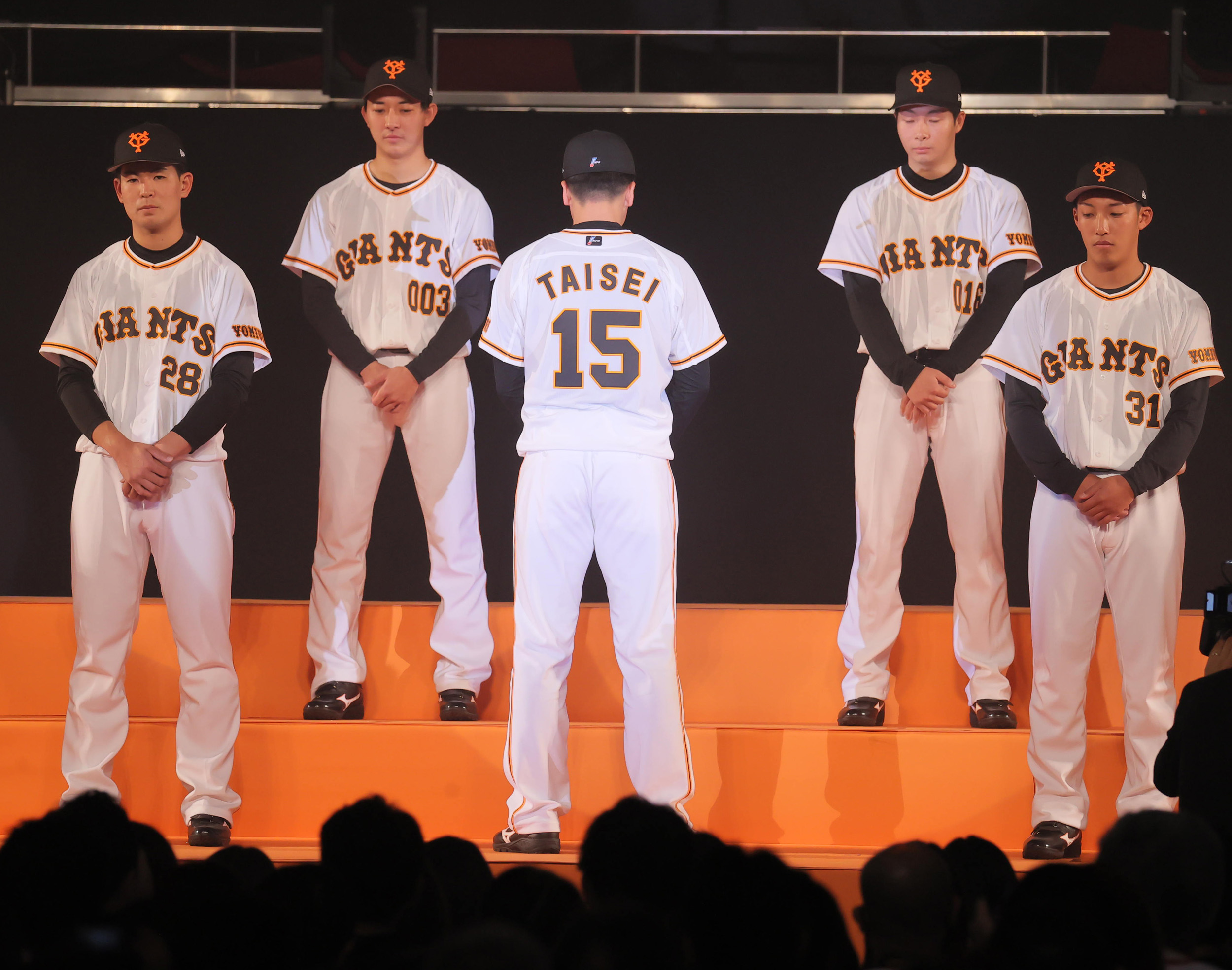 巨人情報 サンスポ シーズン感謝祭 新入団選手がユニホーム姿を披露 1位の 翁田大勢 は背番号 １５ 背中には登録名の ｔａｉｓｅｉ 撮影 中井誠 巨人 Giants ジャイアンツ サンスポ T Co Bpmbqtqgpa Twitter