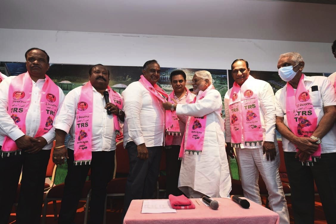 BRSparty's tweet photo. తెలంగాణ భవన్ లో టీఆర్ఎస్ వర్కింగ్ ప్రెసిడెంట్ శ్రీ @KTRTRS సమక్షంలో వందలాది మంది అనుచరులతో కలిసి టీఆర్ఎస్ పార్టీలో చేరిన కాంగ్రెస్ సీనియర్ నేత శ్రీ చల్మెడ లక్ష్మీ నరసింహారావు. వారికి గులాబీ కండువా కప్పి పార్టీలోకి ఆహ్వానించిన టీఆర్ఎస్ పార్టీ సెక్రటరీ జనరల్ శ్రీ కె. కేశవ రావు. https://t.co/5ECNvDWJrO