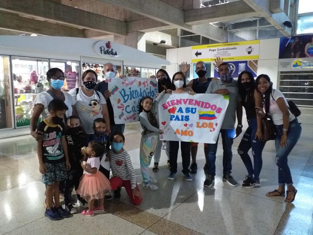 ViceVenezuela's tweet photo. #EnFotos || En un vuelo de @LAConviasa regresaron de Argentina un total de 187 connacionales a territorio venezolano; gracias al Plan Vuelta a la Patria, programa diseñado por el Gobierno Bolivariano para el retorno de compatriotas en situación de vulnerabilidad.

#8Dic https://t.co/P9rqBK8yL7