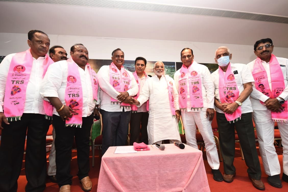 BRSparty's tweet photo. తెలంగాణ భవన్ లో టీఆర్ఎస్ వర్కింగ్ ప్రెసిడెంట్ శ్రీ @KTRTRS సమక్షంలో వందలాది మంది అనుచరులతో కలిసి టీఆర్ఎస్ పార్టీలో చేరిన కాంగ్రెస్ సీనియర్ నేత శ్రీ చల్మెడ లక్ష్మీ నరసింహారావు. వారికి గులాబీ కండువా కప్పి పార్టీలోకి ఆహ్వానించిన టీఆర్ఎస్ పార్టీ సెక్రటరీ జనరల్ శ్రీ కె. కేశవ రావు. https://t.co/5ECNvDWJrO