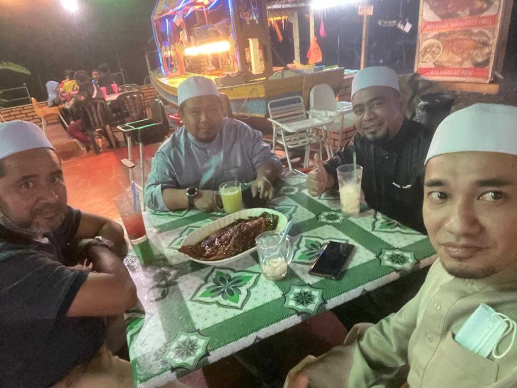 Azraie_Falak's tweet photo. Gerakan dakwah perlu sentiasa kreatif dan disegarkan. Selain perlunya bergerak dalam team yang tersusun.
Meting sambil Menghadap seekor ikan tilapia bakar.
#dakwah #daie #PermaiMenulis https://t.co/OI68lhyDxj
