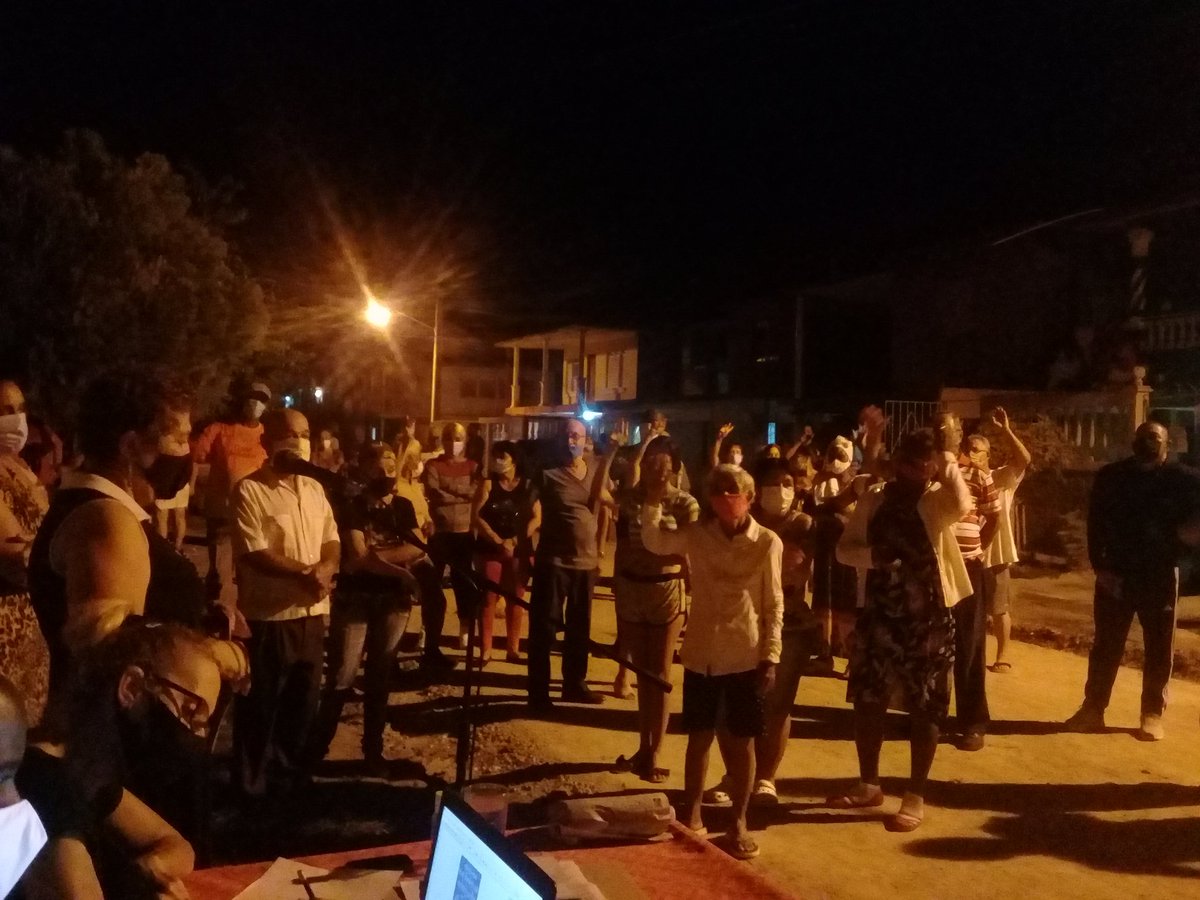 MagdalenaMato's tweet photo. Se realiza asamblea de rendición de cuentas del delegado a sus electores en la Circunscripción # 65 del Reparto Militar, donde se efectuó un intercambio afectivo con sus pueblo, reconociendo a los que se destacaron durante la Covid 19, finalizando con una actividad cultural. https://t.co/NtxjdA06vg