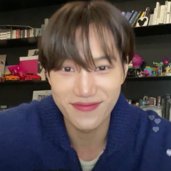 baekiosh's tweet photo. Jongin hizo un instagram live porque dijo que solo quería vernos, antes de eso se le había caído el celular 😂 luego mencionó cómo vio a algunos fans hablando sobre la ropa que usó durante la grabación y dijo “te sorprenderá la cantidad de ropa que tengo desde mi debut ㅋㅋ” (+) https://t.co/71aKTSaMvA