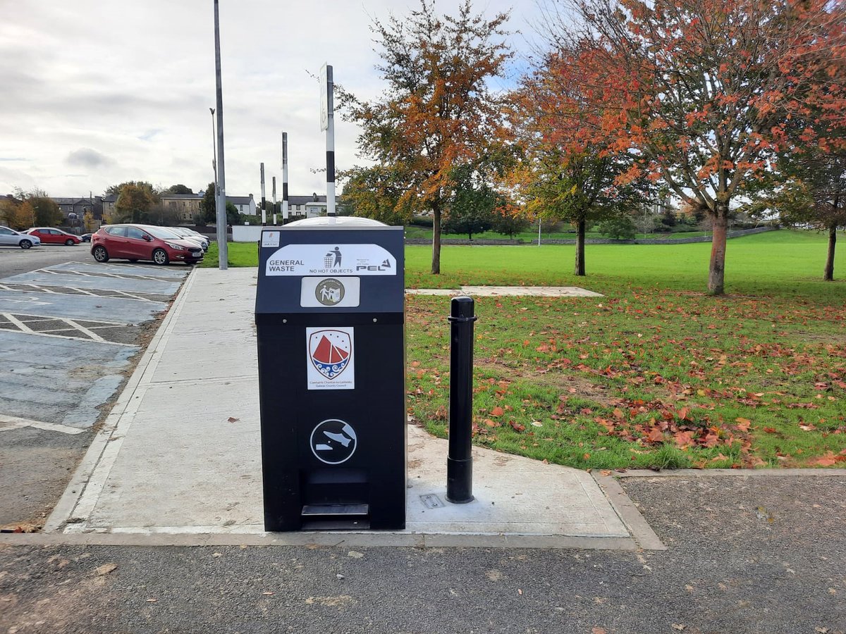 PELRecycling1's tweet photo. Ballinasloe was a chosen location by @GalwayCoCo County Council for a recent installation of a PEL BriteBin. #BriteBin #Pel #streetlitter #solarbin #publicpark #sustainability #environment #loweremission #leavenotrace #britebinyourlitter https://t.co/wL0v9lpNc9