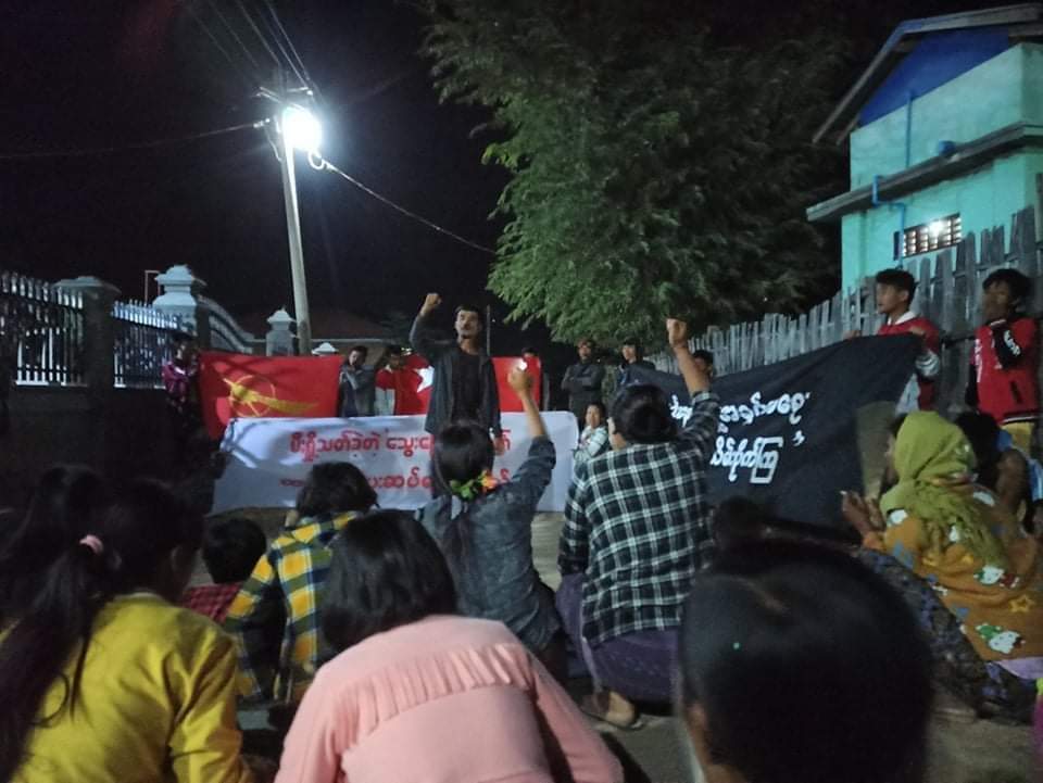 yMin2021's tweet photo. Anti-coup revolutionary night strike in a village from Sagaing's Salingyi, Mount Letpadaung. 🪧  #Dec8Coup #EndImpunity #WhatsHappeningInMyanmar https://t.co/6AvhAtbAD7