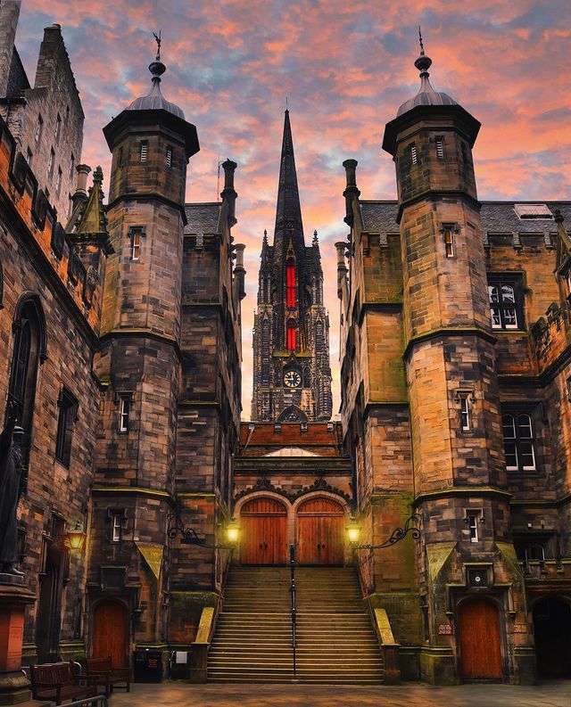 Sending you a postcard from our stunning capital city, #Edinburgh ❣️ 

📍 The School of Divinity, <a href="/EdinburghUni/">The University of Edinburgh</a> 📷 IG/timholt #ScotlandIsCalling #RespectProtectEnjoy