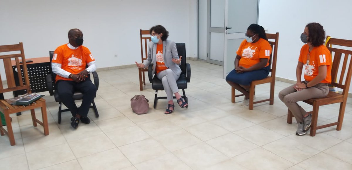 BelgicaMozambiq's tweet photo. Diálogo frutífero com o Administrador Carlos Buchilli sobre a construção de novos conhecimentos em prol do desenvolvimento humano das raparigas e das mulheres 🇲🇿💪
#ASCHA #16dias #pintaomundodelaranja https://t.co/hK6ZigGHhJ