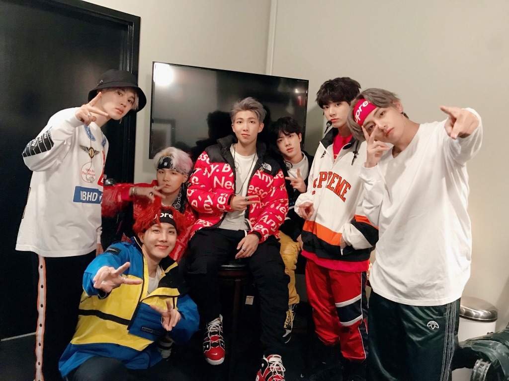 faralmen's tweet photo. Namjoon's #BTSxDISPATCH outfit gives me such strong memories of the outfits they wore for the Jimmy Kimmel Mic Drop performance in 2017!
What a rush that whole mini concert was! ❤️🔥
(link to the performance below) https://t.co/P30vKON70q