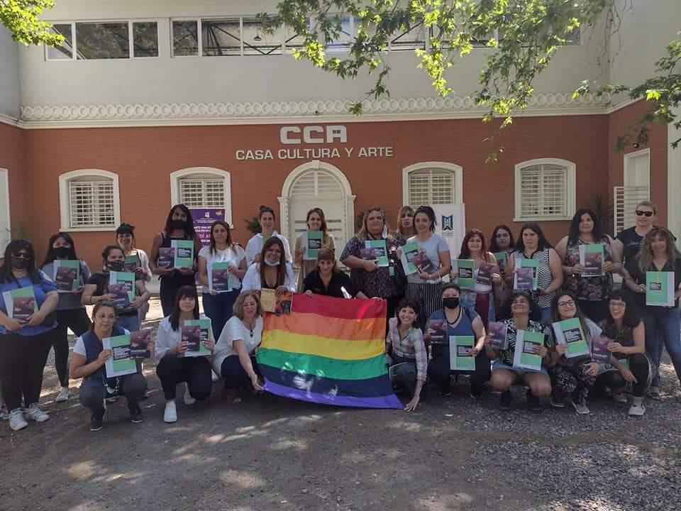 ElyFarese's tweet photo. En el marco del Programa #GenerAR del @MinGenerosAR  y en articulación con la #MesaLocal de #MalvinasArgentinas, presentamos el cuadernillo "Salud, Educación, Trabajo y Violencia Institucional: Herramientas para el acceso a derechos de la población LGBTTBIQ+ https://t.co/VZYhhFaB4V