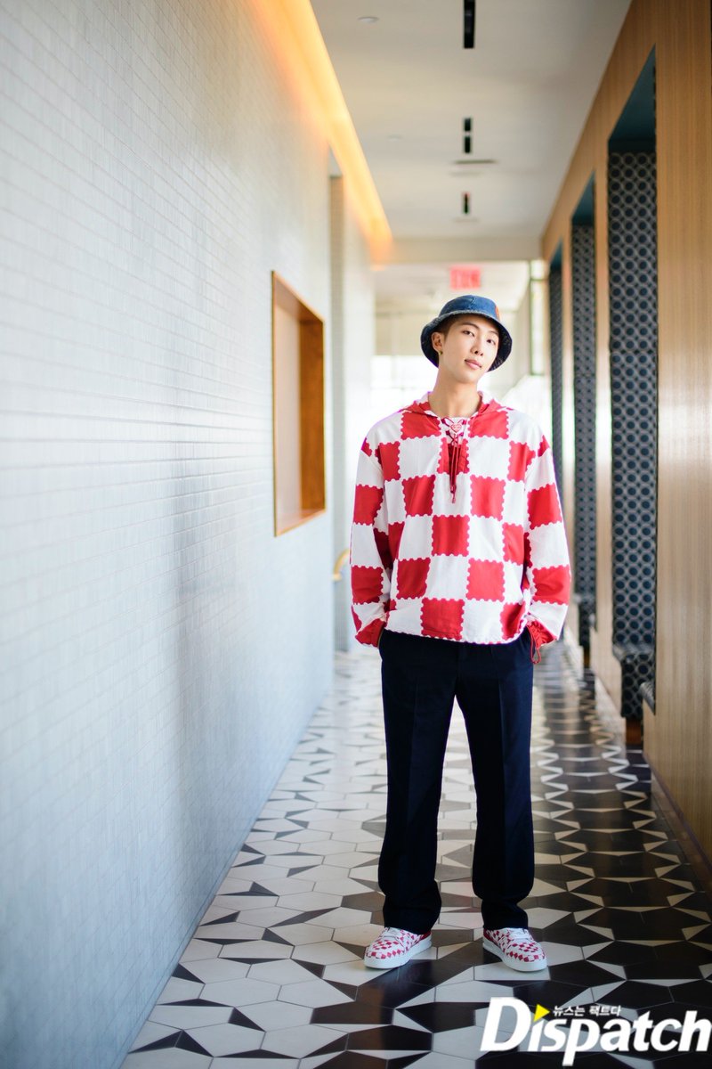 faralmen's tweet photo. Namjoon's #BTSxDISPATCH outfit gives me such strong memories of the outfits they wore for the Jimmy Kimmel Mic Drop performance in 2017!
What a rush that whole mini concert was! ❤️🔥
(link to the performance below) https://t.co/P30vKON70q