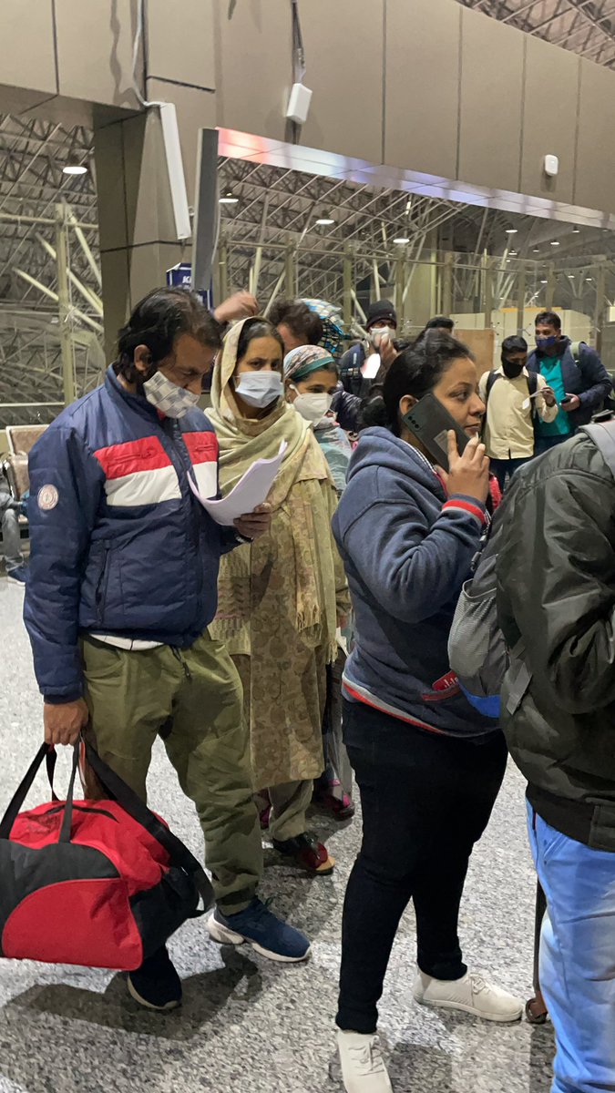 Dhaval9600's tweet photo. @flyspicejet @AjaySingh_SG @IndiGo6E @airindiain Such disappointing faces we have seen when the flight is at 13.16 from Srinagar to Mumbai and it got delayed to 18.40 which happens only with @flyspicejet 5 hours of non stop delayed. @IndiGo6E and @airindiain have always provided top notch services @AjaySingh_SG https://t.co/MPc9TW579A