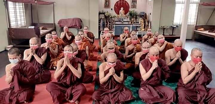 Jeonpyone's tweet photo. Mandalay Sangha union never skips a day to perform their daily paritta chanting for the safety of Myanmar people and peaceful protest against military coup.
#EndImpunity
#Dec8Coup 
#WhatsHappeningInMyanmar https://t.co/vvs0ufK3I6