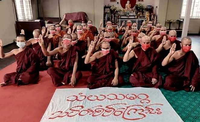 Jeonpyone's tweet photo. Mandalay Sangha union never skips a day to perform their daily paritta chanting for the safety of Myanmar people and peaceful protest against military coup.
#EndImpunity
#Dec8Coup 
#WhatsHappeningInMyanmar https://t.co/vvs0ufK3I6