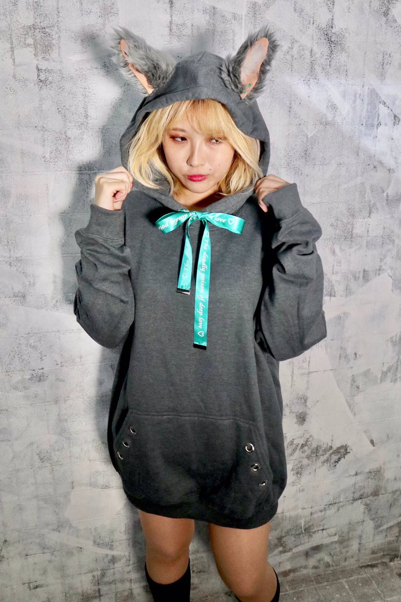 of_deep_love's tweet photo. 皆様こんばんは😶‍🌫️

気がつけばあっという間に年末ですね。寒さ対策しつつ、可愛いもかっこいいも楽しめるパーカーはいかがですか？
裏起毛素材採用のピアス付きオオカミ耳パーカーです🐺💚

月夜の狼パーカー（緑）

https://t.co/ij0Ciqck5B

SHOP

https://t.co/eDlJNeBzOT https://t.co/vJnp2xLCr1