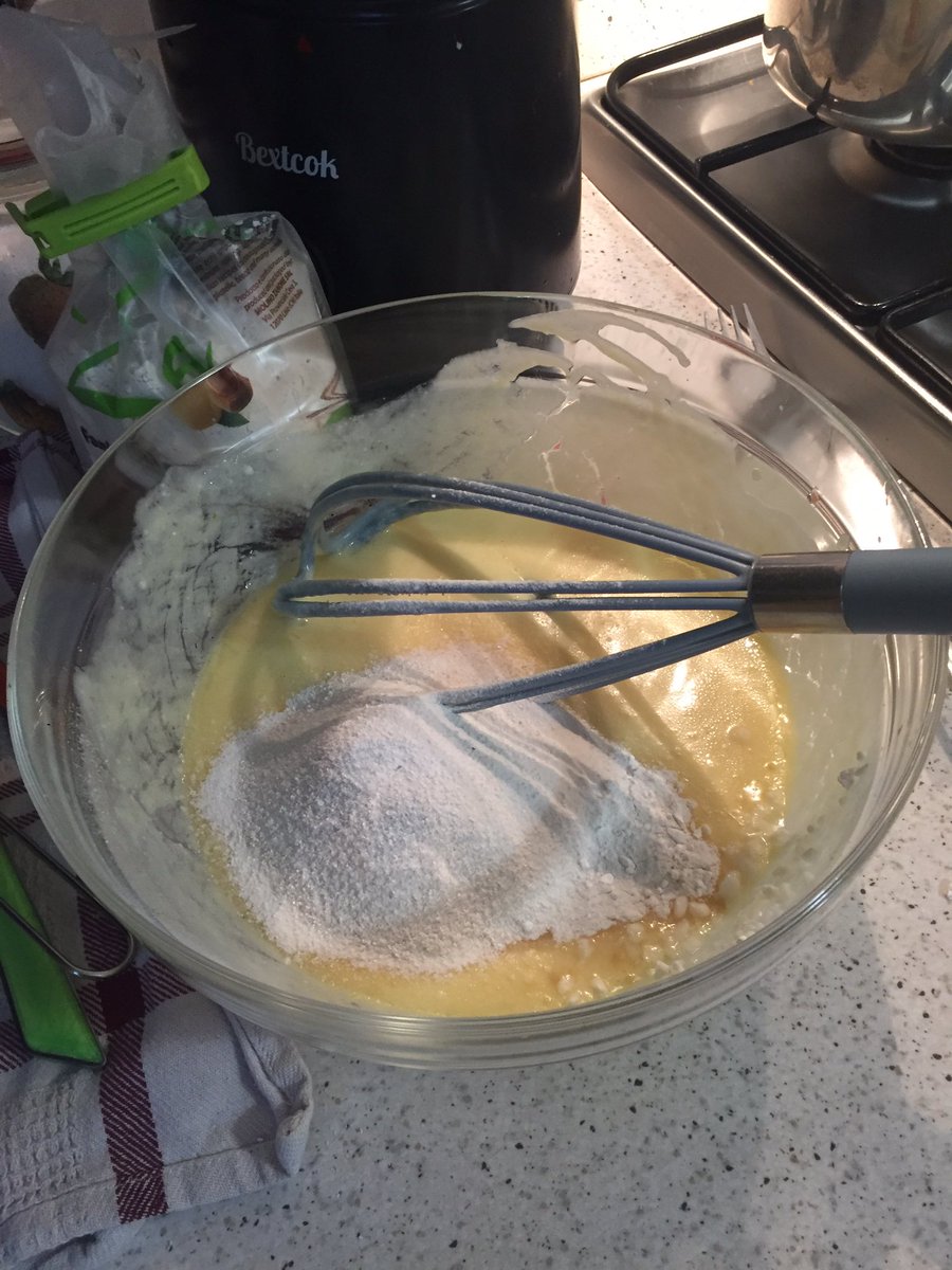 Annabella_AB's tweet photo. Neve fuori, torta soffice in preparazione, musica in sottofondo, abito morbido, figlia e animaletti, lo scorrere tranquillo di ogni attimo. uno “spazio-tempo-meteo” a misura di anima, oggi.
Un passo alla volta. Domani si vedrà 
#Xmascoming #8dicembre #8dicembre2021 #thisisme https://t.co/IybycZ9D6Z