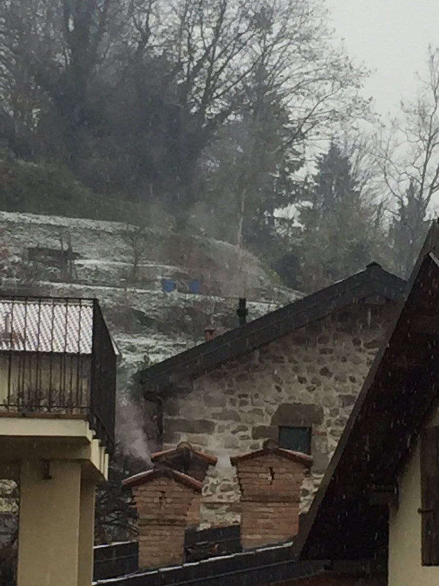 Annabella_AB's tweet photo. Neve fuori, torta soffice in preparazione, musica in sottofondo, abito morbido, figlia e animaletti, lo scorrere tranquillo di ogni attimo. uno “spazio-tempo-meteo” a misura di anima, oggi.
Un passo alla volta. Domani si vedrà 
#Xmascoming #8dicembre #8dicembre2021 #thisisme https://t.co/IybycZ9D6Z