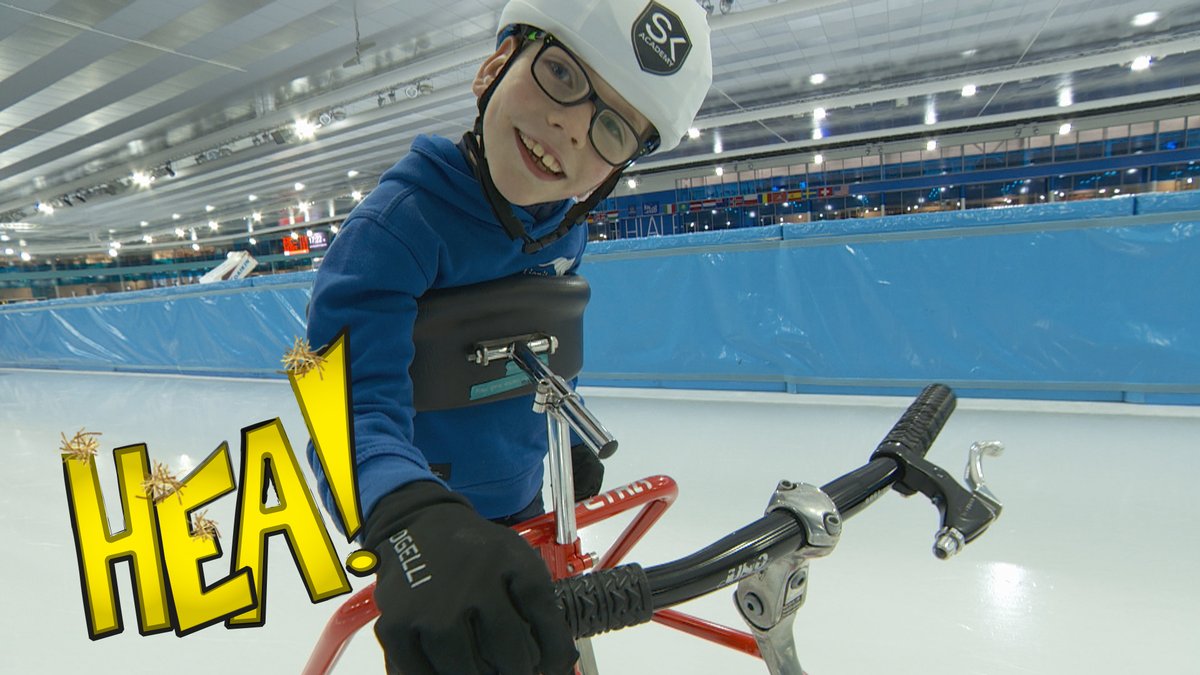 OmropHea's tweet photo. Mei in spesjaal frame kinne bern mei in beheining lekker glydzje op it iis. De nije sport hiet #Frameskating. De bern dy't meidogge oan de pilot op #thialf hawwe der och sa'n wille yn. #hea #omropfryslan #hearrenfean https://t.co/ExXeNvn2Nr