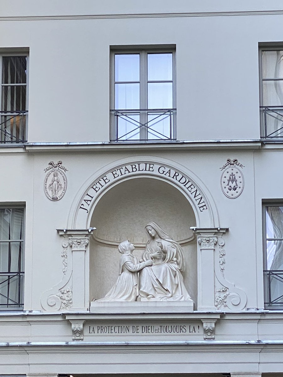 pjarosolitario1's tweet image. 08.12, Mariafest og ingen nye #reiserestriksjoner. Da gikk turen til la #rueduBac, i #Paris hvor folk stod sild i tønne. #chapelledelamedaillemiraculeuse