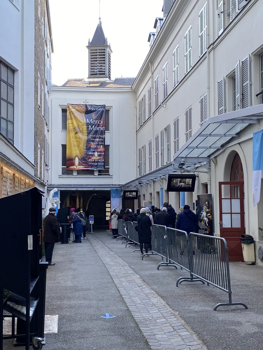 pjarosolitario1's tweet image. 08.12, Mariafest og ingen nye #reiserestriksjoner. Da gikk turen til la #rueduBac, i #Paris hvor folk stod sild i tønne. #chapelledelamedaillemiraculeuse