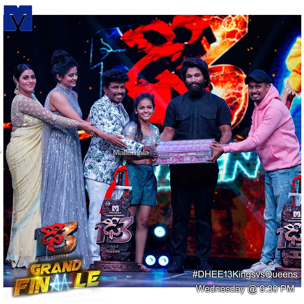 AlluArjunEditss's tweet photo. #IconStar @AlluArjun Presenting #Dhee13GrandFinale Award To #Kavyasri 🤍
#Dhee13KingsvsQueens https://t.co/No2Dco6sYO