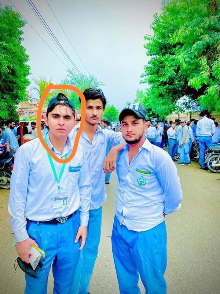 ahtshamchohan8's tweet photo. ارسلان مسعو�� نامی لڑکا پاکستان کے محافظوں کے ہاتھوں بے گناہ قتل 
سری لنکا کے قتل ہونے پر بکبک کرنے والے کہا ہیں 
یہ تو ہمارا اپنا محب وطن بھائی ہے اسکے لیے آج کسی نے نہیں آواز اٹھائی گونگے شیطان بن گے سب کے سب لبرل اصل مسلۂ سری لنکن شہری کا نہیں اسلام کو بدنام کرنے کا تھا https://t.co/xr9ahW4LHk