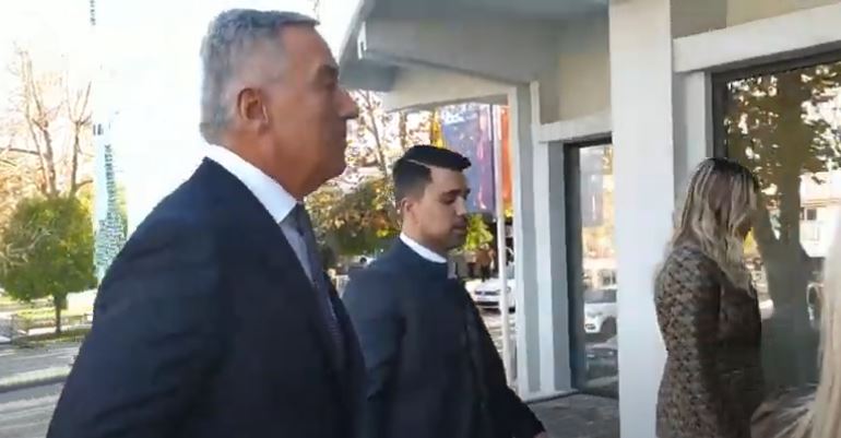 Kovačević: Hotel "Zeta" počeće da radi najkasnije do ponedjeljka

dnevne.me/Ekonomija/-/du…