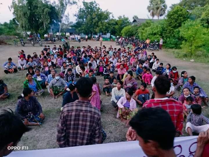 kayaprilnyein1's tweet photo. "ဆိတ်သုဉ်းနေတဲ့လူ့အခွင့်အရေး တော်လှန်ရေးနဲ့သိမ်းပိုက်ကြ"

Anti-Military Dictatorship protest was staged by residents in YayKyiPin village, Yinmarpin Township on this evening.

#Endlmpunity #Dec8Coup
#WhatsHappeningInMyanmar https://t.co/tnqRcQCJy9