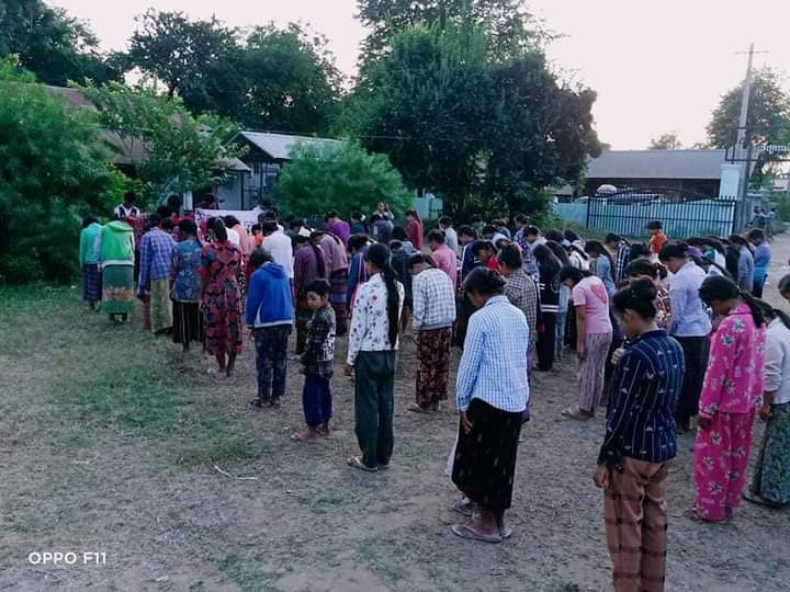 kayaprilnyein1's tweet photo. "ဆိတ်သုဉ်းနေတဲ့လူ့အခွင့်အရေး တော်လှန်ရေးနဲ့သိမ်းပိုက်ကြ"

Anti-Military Dictatorship protest was staged by residents in YayKyiPin village, Yinmarpin Township on this evening.

#Endlmpunity #Dec8Coup
#WhatsHappeningInMyanmar https://t.co/tnqRcQCJy9