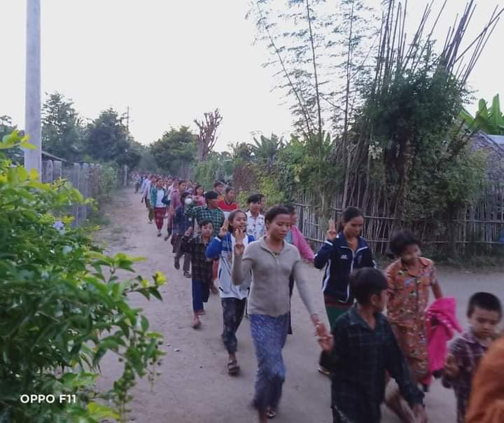 kayaprilnyein1's tweet photo. "ဆိတ်သုဉ်းနေတဲ့လူ့အခွင့်အရေး တော်လှန်ရေးနဲ့သိမ်းပိုက်ကြ"

Anti-Military Dictatorship protest was staged by residents in YayKyiPin village, Yinmarpin Township on this evening.

#Endlmpunity #Dec8Coup
#WhatsHappeningInMyanmar https://t.co/tnqRcQCJy9