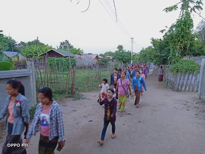 "ဆိတ်သုဉ်းနေတဲ့လူ့အခွင့်အရေး တော်လှန်ရေးနဲ့သိမ်းပိုက်ကြ"

Anti-Military Dictatorship protest was staged by residents in YayKyiPin village, Yinmarpin Township on this evening.

#Endlmpunity #Dec8Coup
#WhatsHappeningInMyanmar