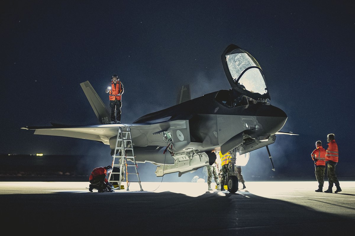 VlbLeeuwarden's tweet photo. Night ops @EdwardsAFB during exercise #FrisianLightningIII #R2IOC #322sqn #F35 @Kon_Luchtmacht @Defensie @thef35 https://t.co/MPsreUwqRY