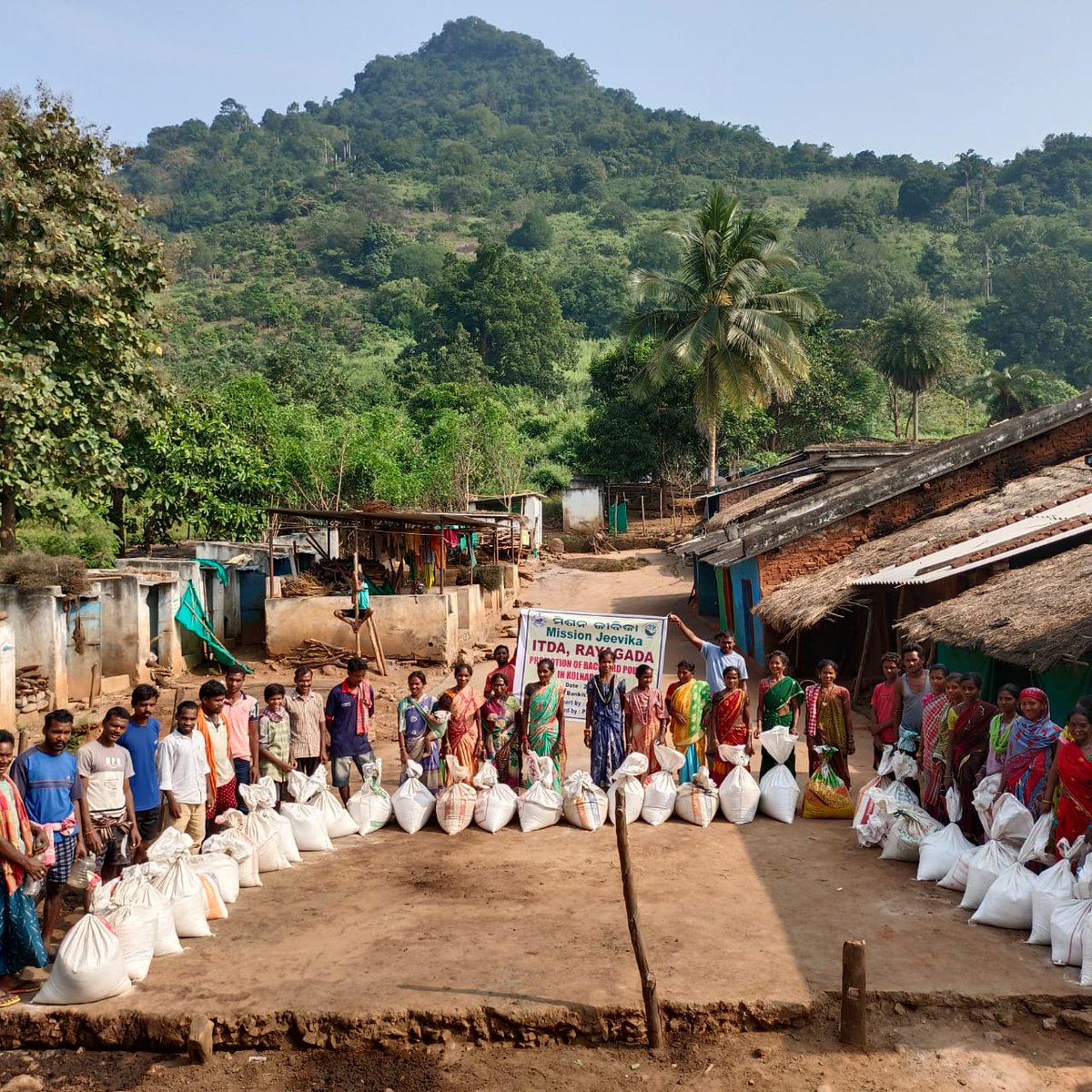 stscotds's tweet photo. Backyard poultry support was provided to 99 beneficiaries in Bankili GP, Kolnara block under Mission Jeevika by ITDA Rayagada with technical support of ARD Dept. and OPOLFED

@CMO_Odisha @TribalAffairsIn @SecyChief @IPR_Odisha @MoSarkar5T @saraka_fan @stscdev https://t.co/q0WCwhWWuQ