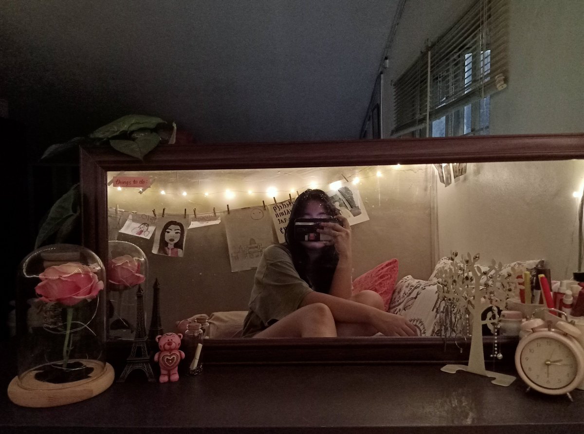 solarlizz's tweet photo. living my best life in my pinterest room ✨ https://t.co/pIseT7spI0