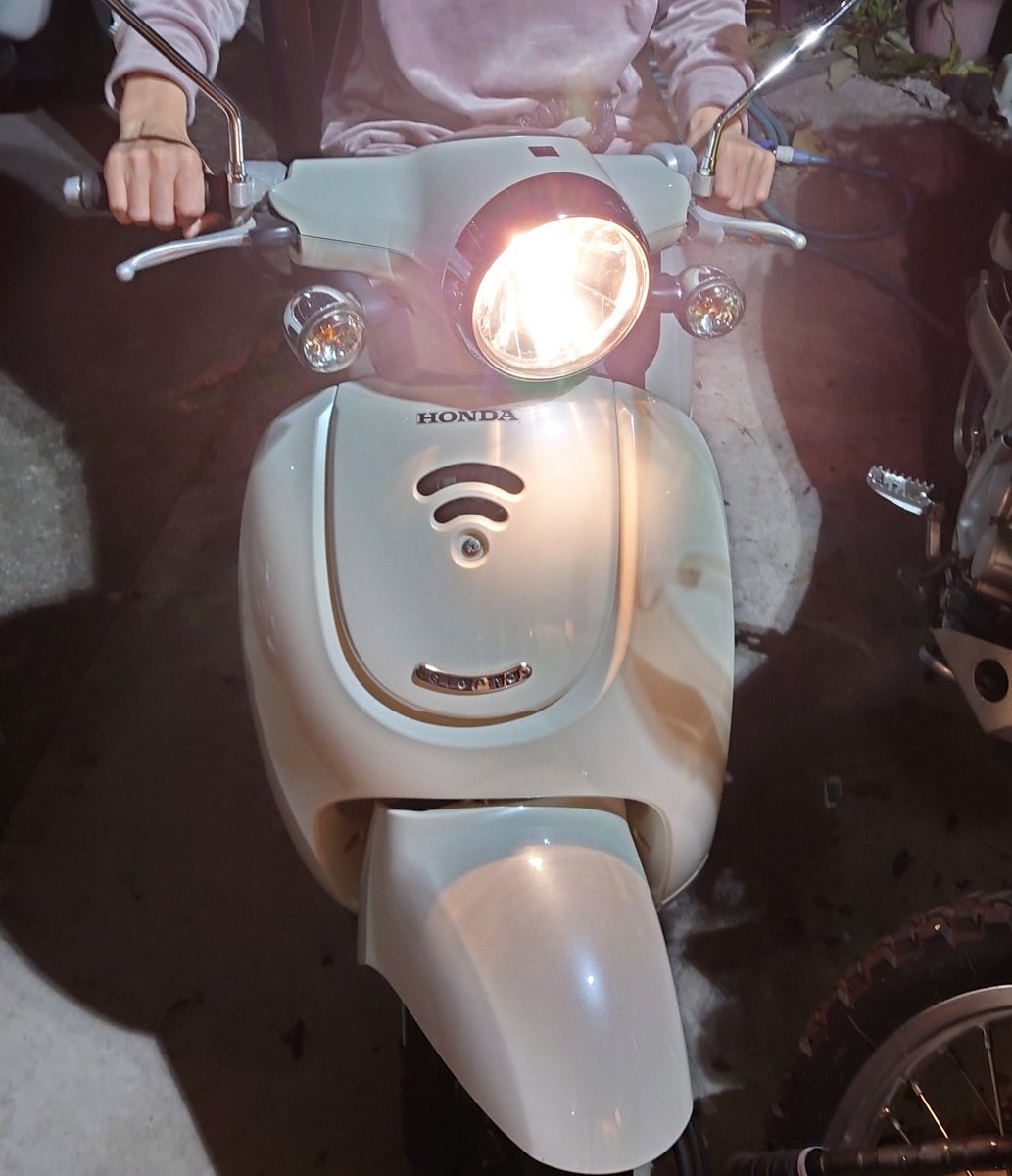 Paki_maru's tweet photo. カブをお迎えし、今まで乗っていたジョルノとゎ遂にお別れ…。走行距離はそんなに乗らなかったけどやっぱり���後は寂しくなった。新しい乗り主さんの元でまた元気にいっぱぃ走ってくれー!bye-byeジョルノ!#スーパーカブ #バイク #カブ https://t.co/mOaZpJBlLU