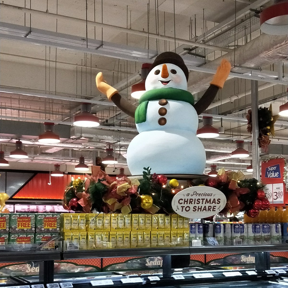 BTSETERNALLLY's tweet photo. Was groceries shopping earlier today and I found Yoongi snowman https://t.co/qTw4IZ1Oi4