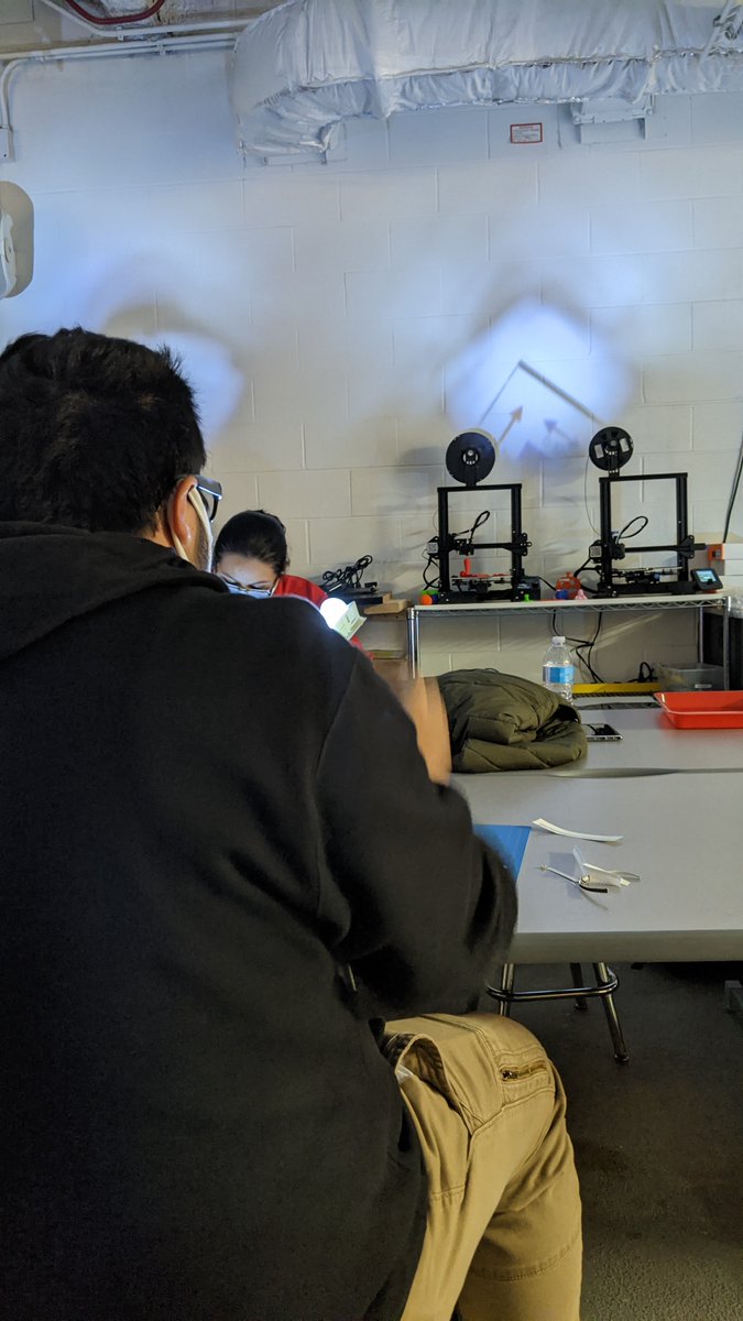 GoodeHackLab's tweet image. Students worked with U of I to explore light and optics and build their own optical projectors! #CISTEME365 #GoodeHackLab #STEM #MadeGOODE @GoodeSTEM @CPSNetwork16