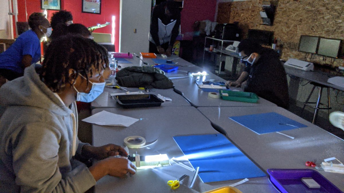 GoodeHackLab's tweet image. Students worked with U of I to explore light and optics and build their own optical projectors! #CISTEME365 #GoodeHackLab #STEM #MadeGOODE @GoodeSTEM @CPSNetwork16