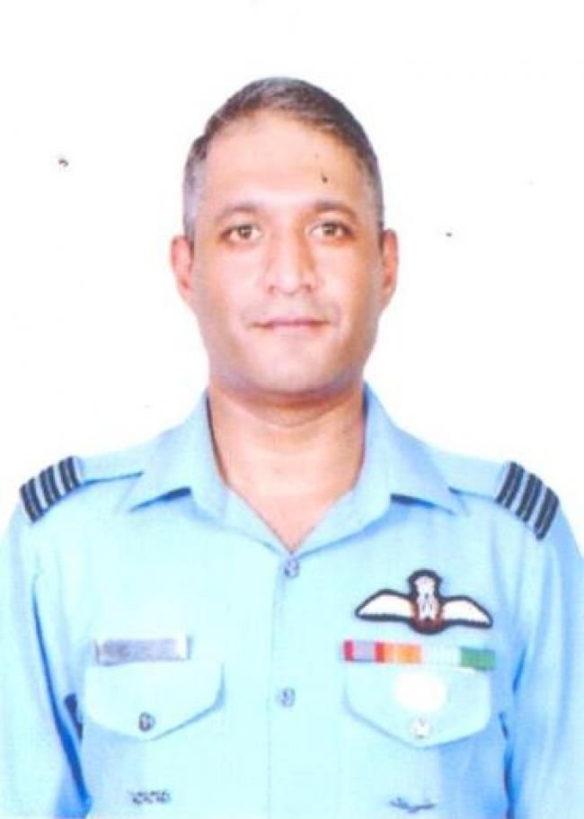 ANI's tweet photo. Indian Air Force’s Group Captain Varun Singh, injured in military chopper crash, was awarded Shaurya Chakra on this year’s Independence Day for saving his LCA Tejas fighter aircraft during an aerial emergency in 2020. https://t.co/BR53FlS18M