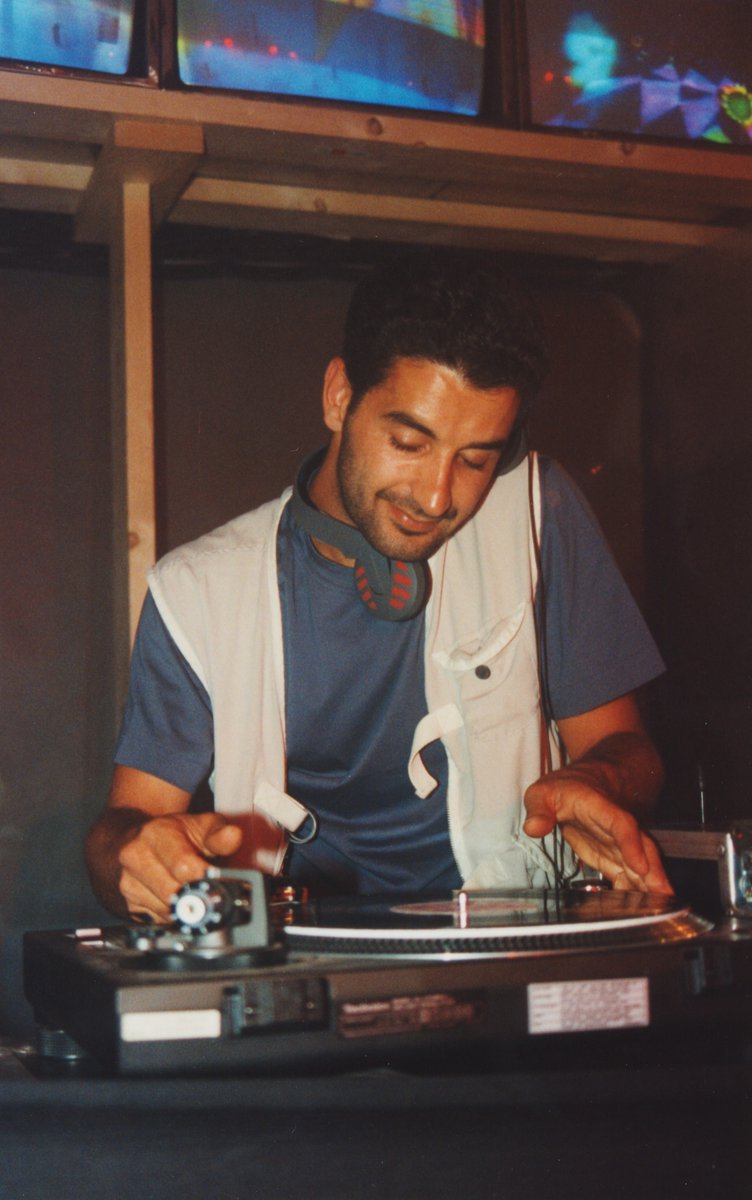 djtheprophet's tweet photo. Throwback to the vinyl era!βοΈ Do you still have any vinyls?
#djtheprophet #throwback #vinyl #record #recordplaying #hardcore #dj #deejay https://t.co/Yok3L6IZqv