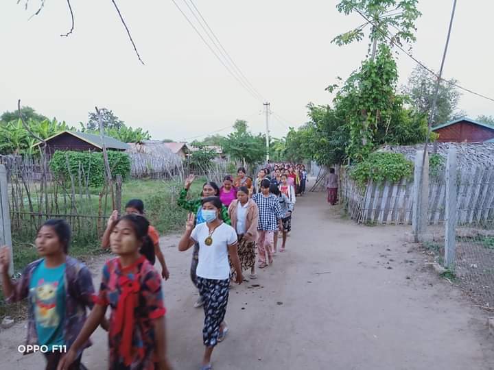 spring_2021's tweet photo. Protesters from YayKyiPin Village, Yinmarpin Tsp marched on the streets and protested against the military dictatorship.

#EndImpunity
#Dec8Coup 
#WhatsHappeningInMyanmar https://t.co/pfRpJofYEr